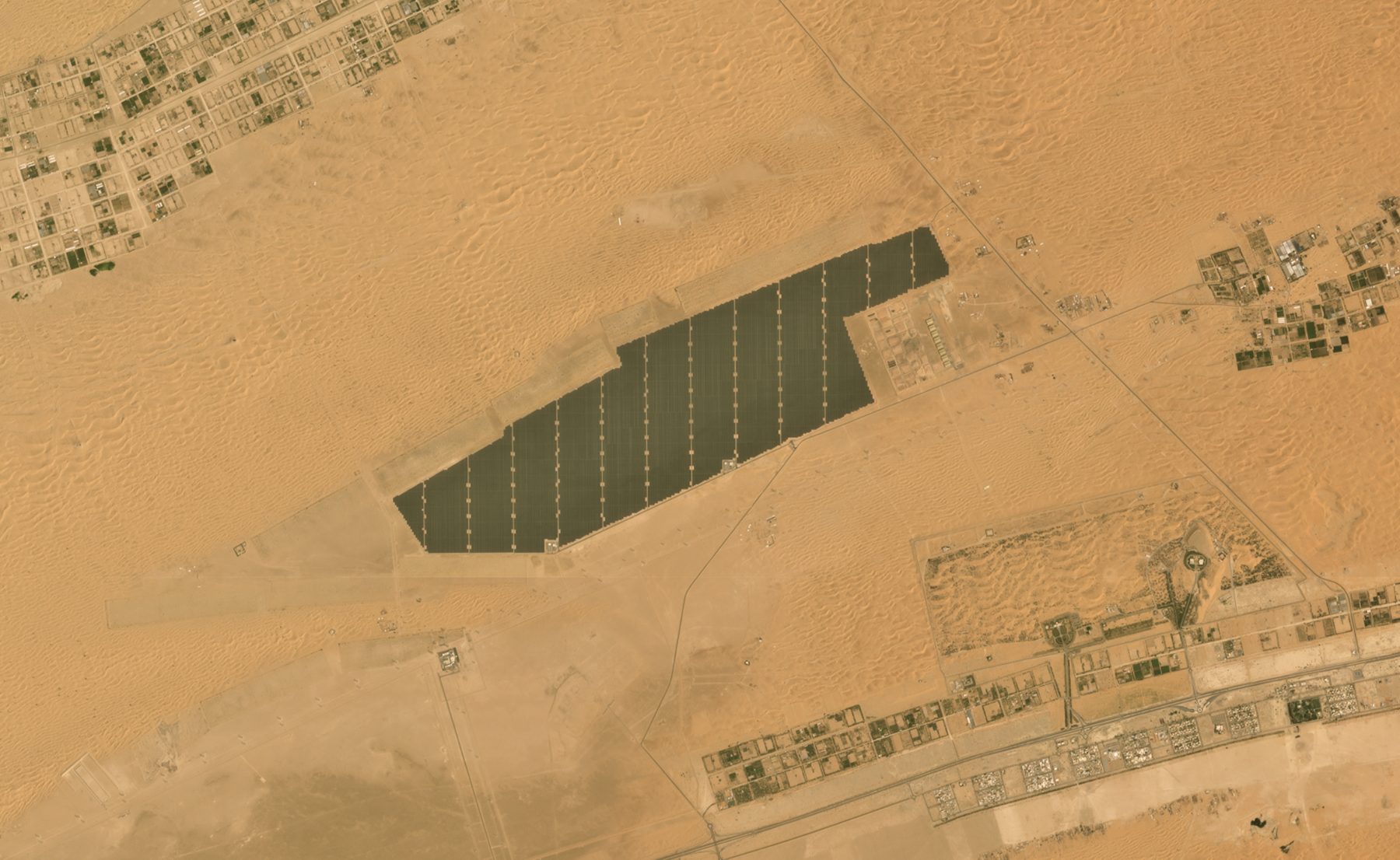 Figura 8 — Noor Abu Dhabi, Sweihan, EAU (PlanetScope, 4 marzo 2026)