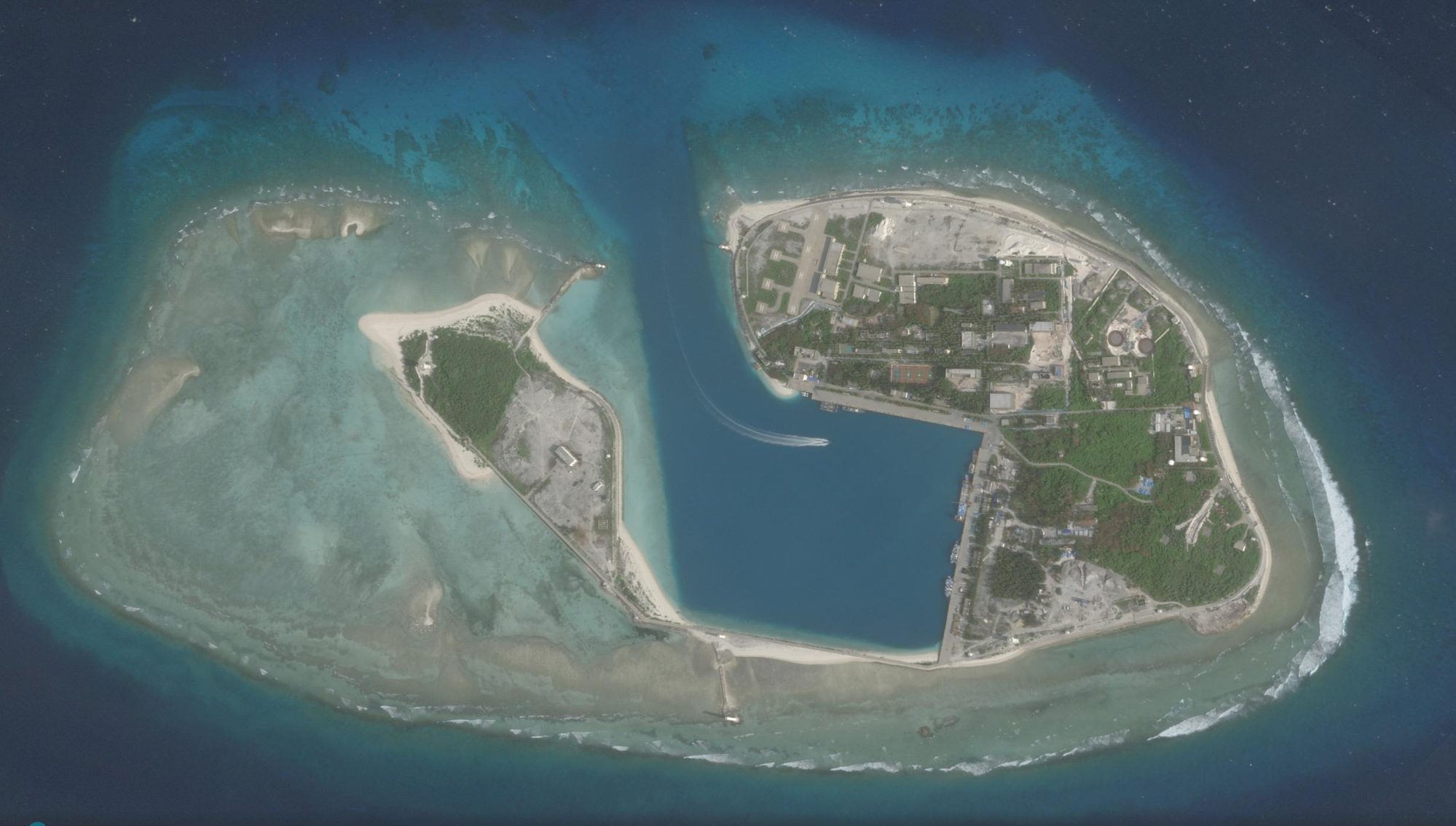 Atollo delle Paracel con porto